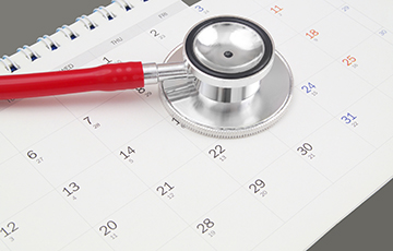Ein Stethoskop liegt auf einem Kalender