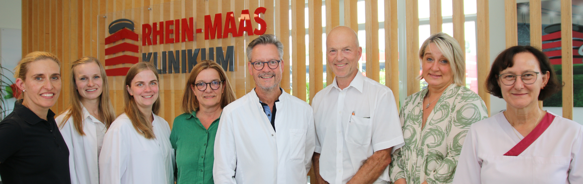 Dr. Bartz- Bazzanella mit seinem Team der internistischen Rheumatologie im Gang des Krankenhauses