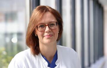 Dr. med. Anja Kofoet im Portrait im weißen Kittel