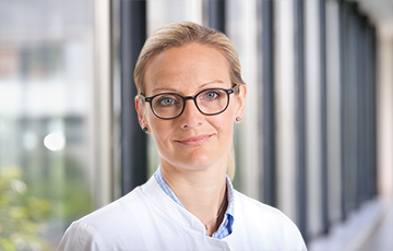 Dr. med. Anne Wegerhof  im Portrait im weißen Kittel