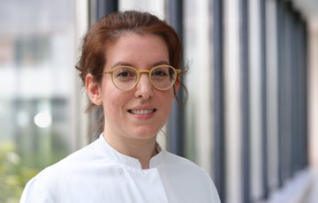 Dr. med. Eleni Vourla im Portrait im weißen Kittel