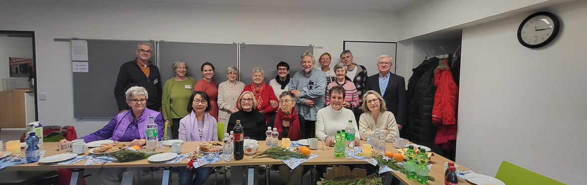 Gruppenfoto der Grünen Damen und Herren beim Weihnachtsfest 2025 in benachbarten BZPG.