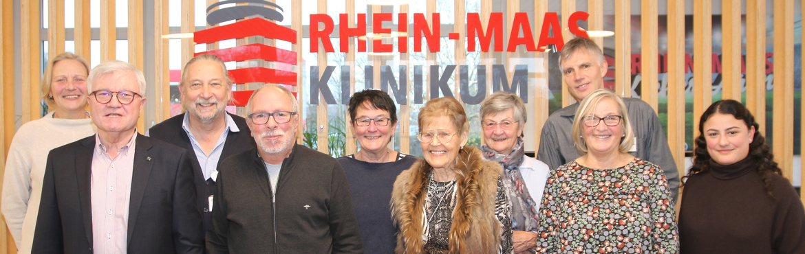 Gruppenfoto der Grünen Damen und Herren beim Weihnachtsfest 2022 in der Cantina des Rhein-Maas Klinikums