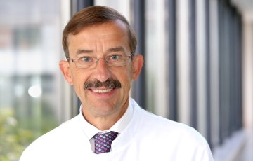 Prof. Dr. Hans-Oliver Rennekampff im Portrait im weißen Kittel
