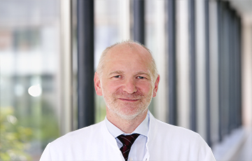 Prof. Dr. Dr. med. Vincent Brandenburg im Portrait im weißen Kittel